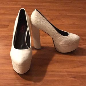 Takeout High heel platform pumps!